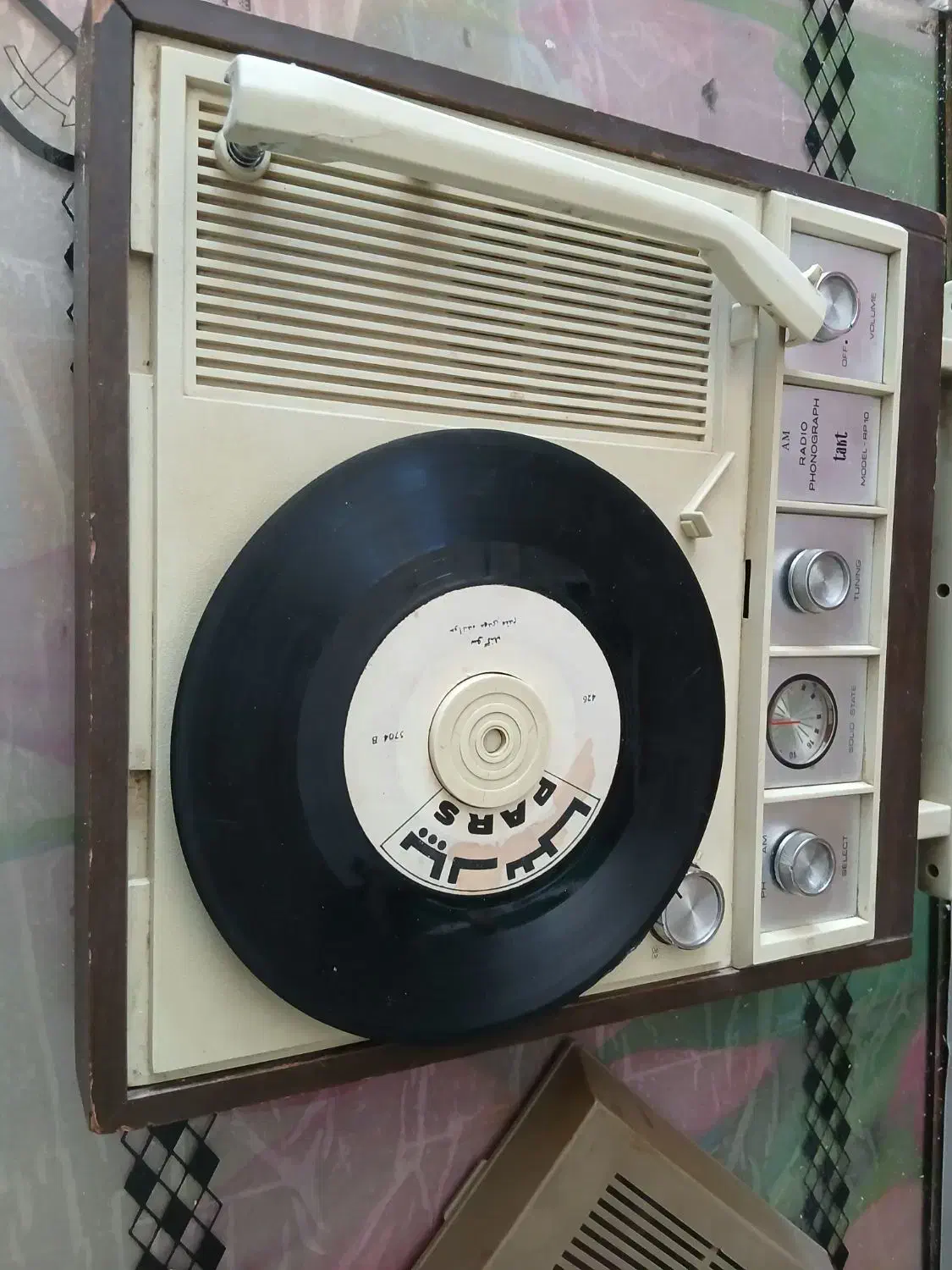 گرامافون قدیمی  ‌رادیو دار|سیستم صوتی خانگی|بروجرد, |دیوار