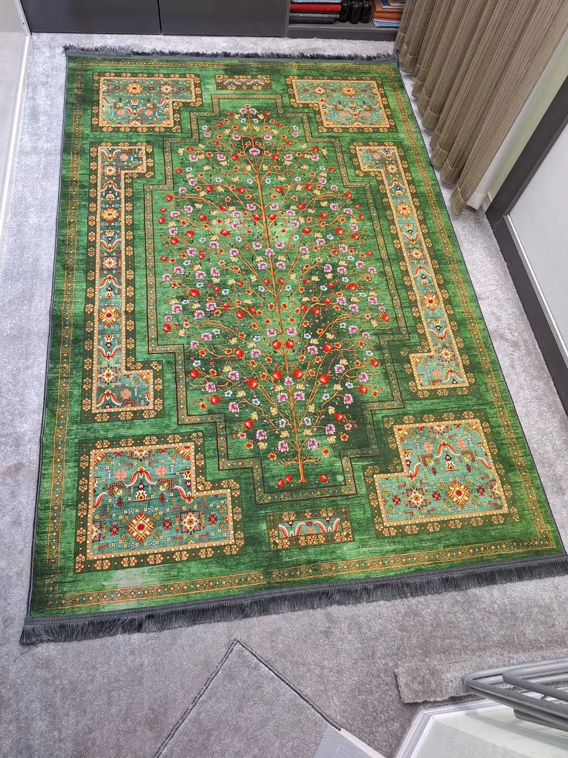 فرش کلکسیونی سبز درباری|فرش|اصفهان, کوی شهید کشوری|دیوار