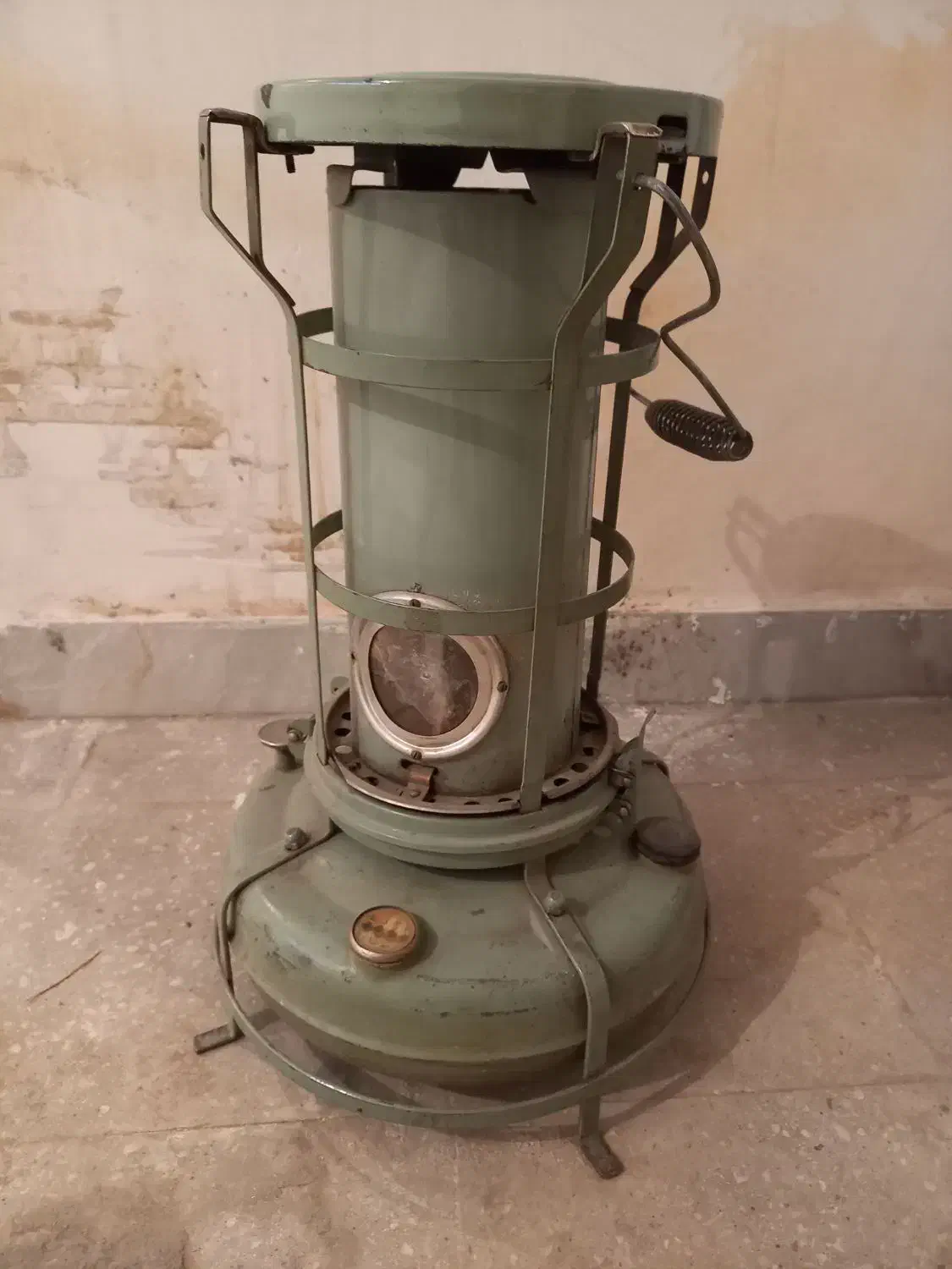 چراغ علاالدین قدیمی برنجی|کلکسیون اشیاء عتیقه|سمنان, |دیوار