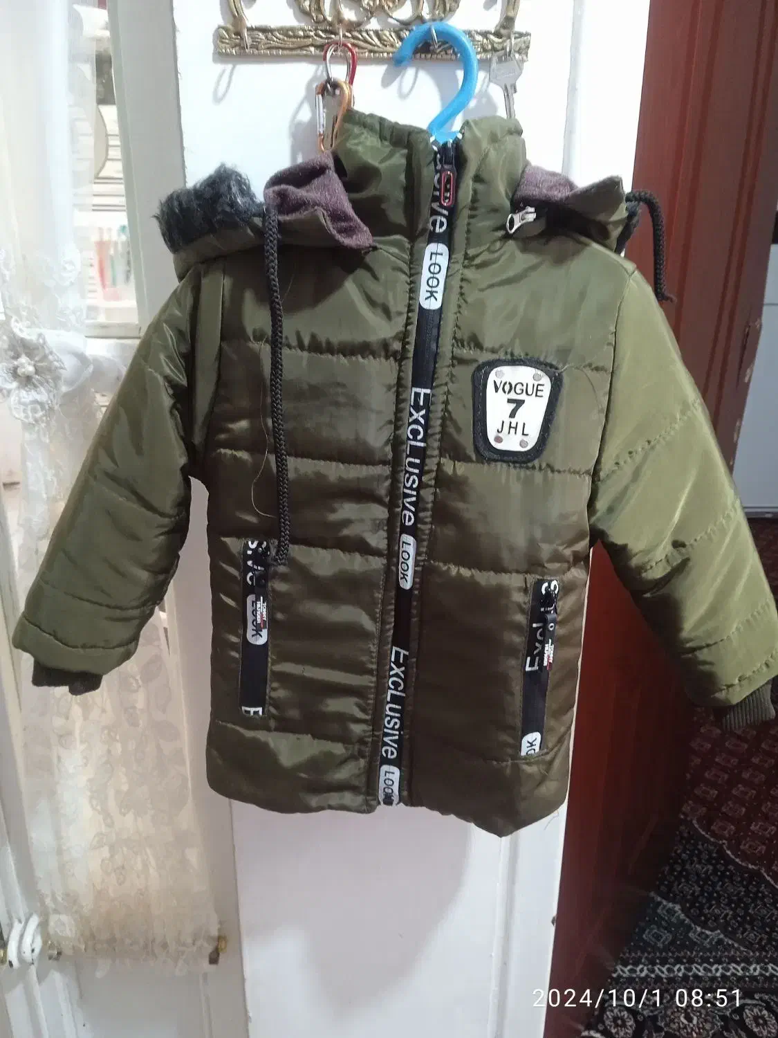 کاپشن|کفش و لباس بچه|جونقان, |دیوار