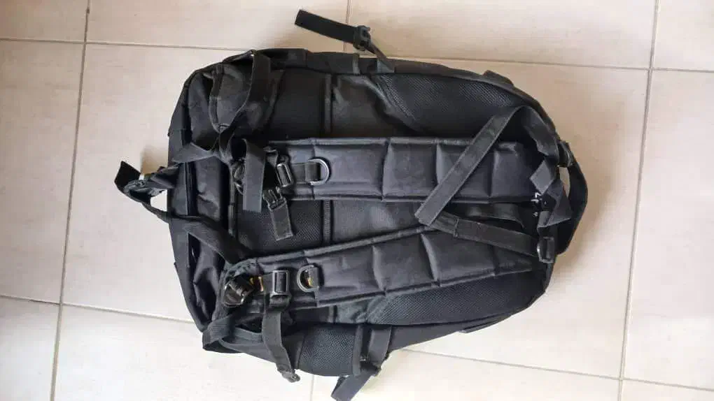 کیف کاترپیلار|کیف، کفش، کمربند|اصفهان, کوی ولی عصر|دیوار