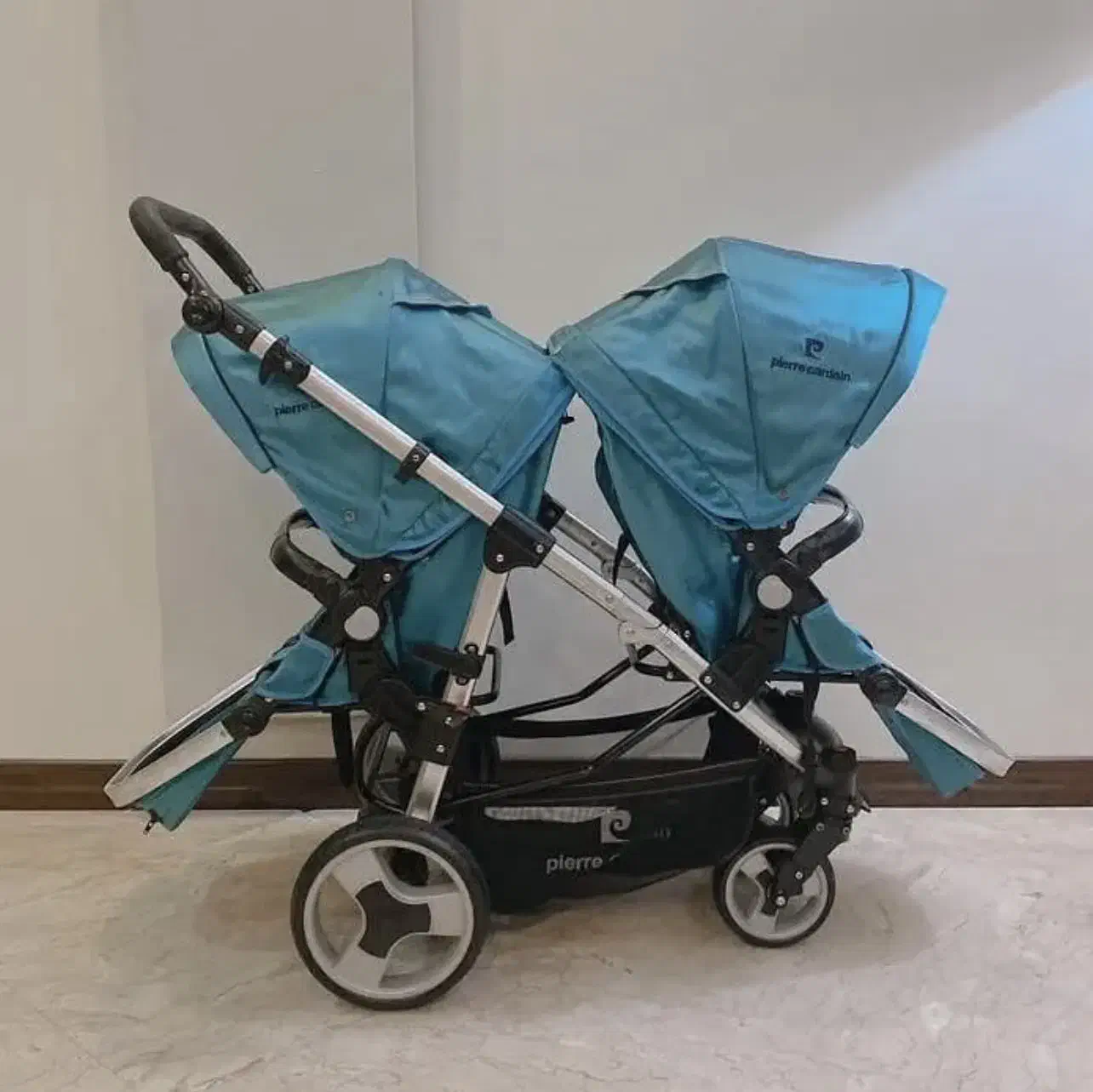 کالسکه دوقلو خارجی|کالسکه و لوازم جانبی|اهواز, کوی باهنر|دیوار