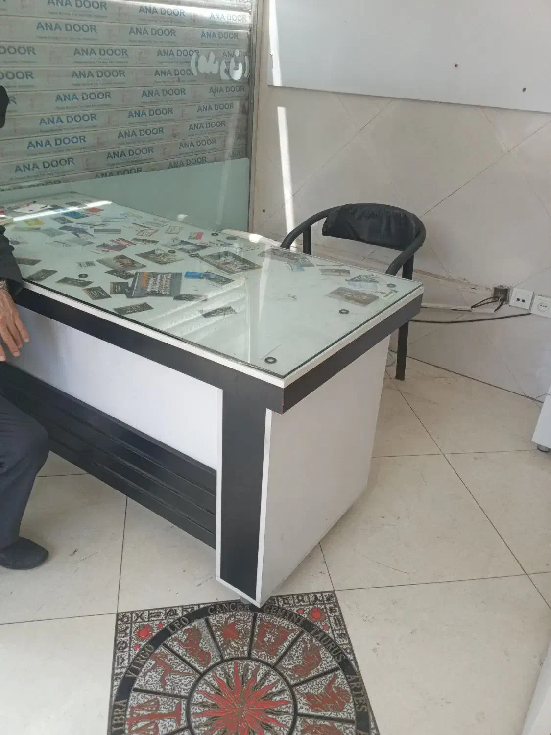 میز  و صندلی  اداری  بسیار تمیز|دفتر کار|تهران, نارمک|دیوار