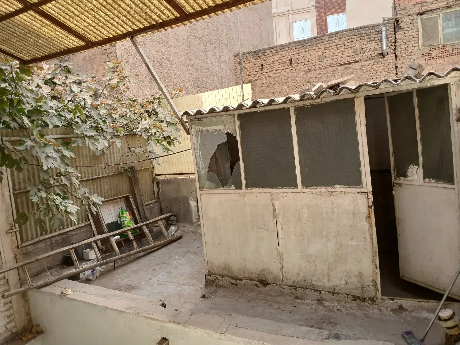 حیاط دربستی ۵۰متر ۲طبقه یک سرویس.تخلیه.