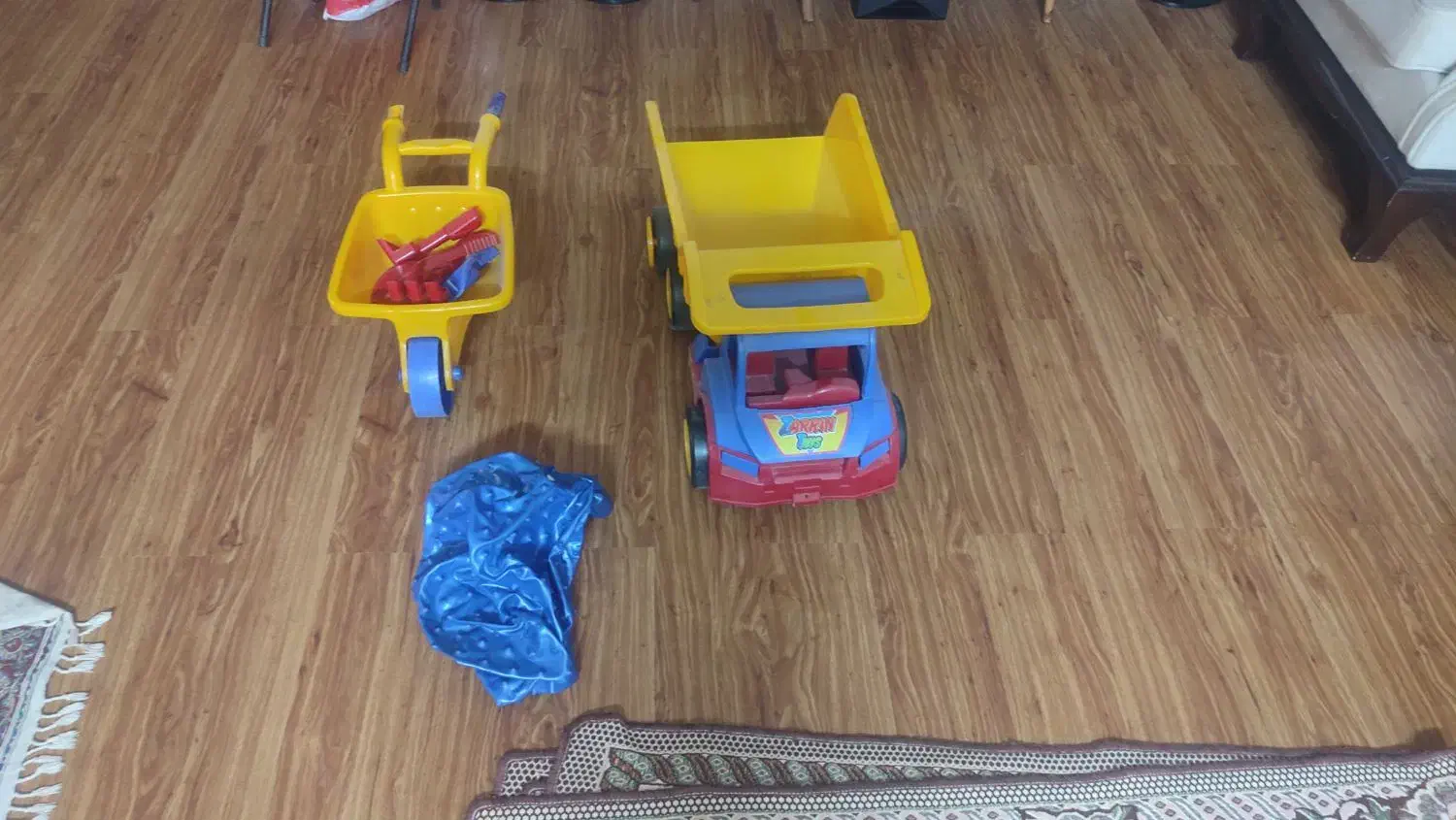 اسباب بازی|اسباب‌بازی بچه|شاهین‌شهر, عطار|دیوار