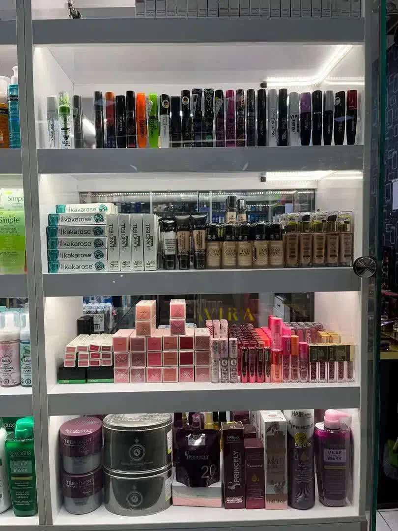 ویترین مغازه لوازم آرایشی در حد نو|فروشگاه و مغازه|اصفهان, باغ زرشک|دیوار