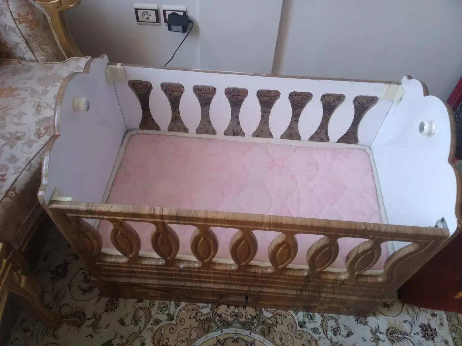 گهواره برقی|تخت و صندلی بچه|بناب, |دیوار