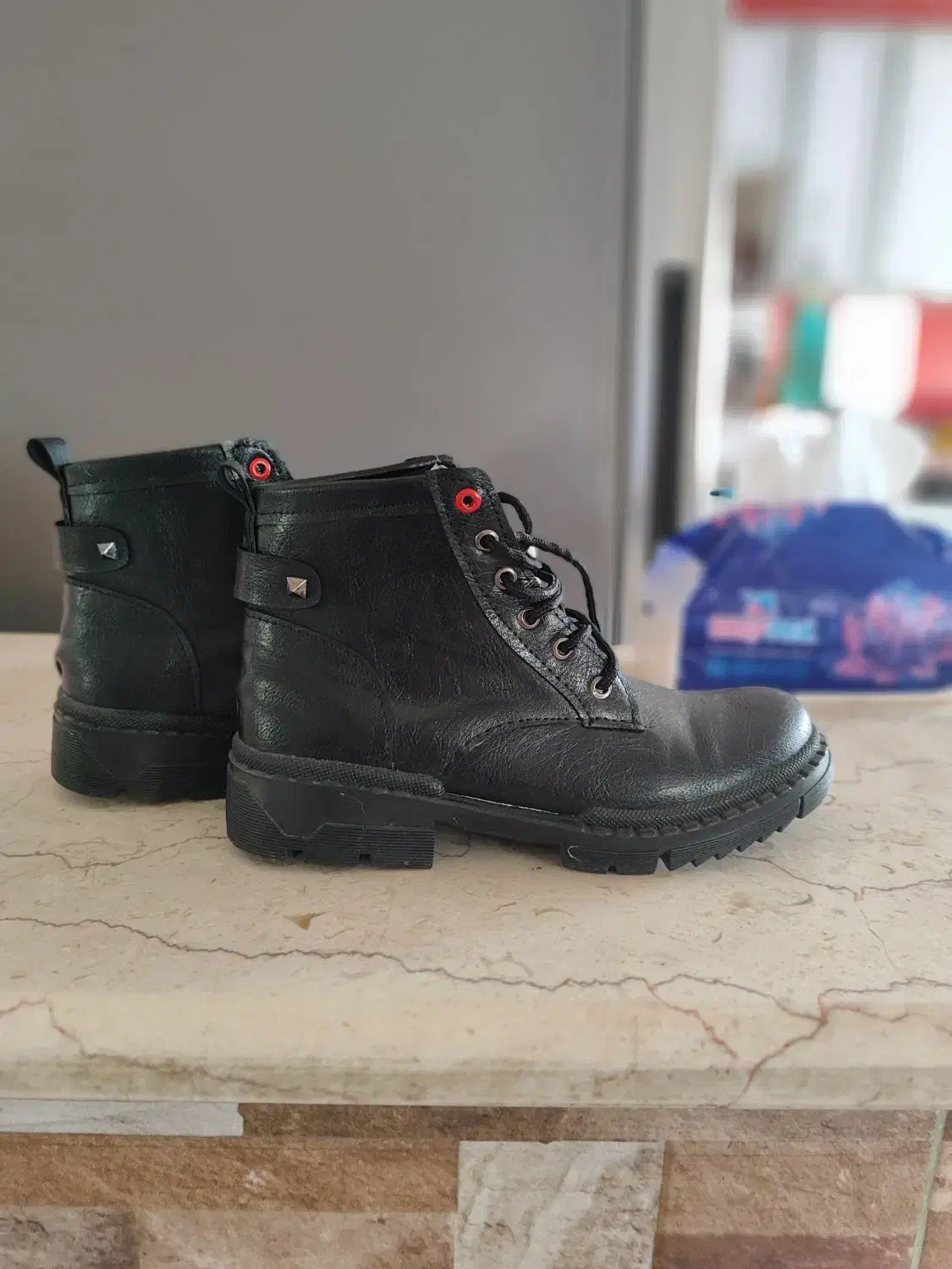 نیم بوت|کیف، کفش، کمربند|صومعه‌سرا, |دیوار