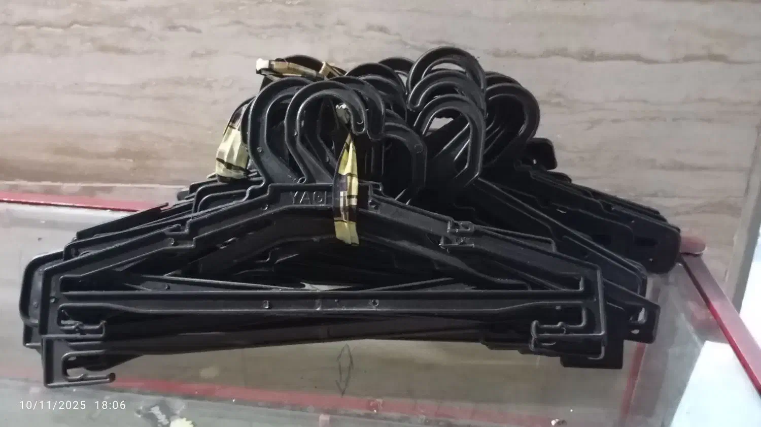 ویترین فلزی ۲متری ۳طبق شیشه خور و ۳۰۰عدد چوب کار|فروشگاه و مغازه|زالیان, |دیوار