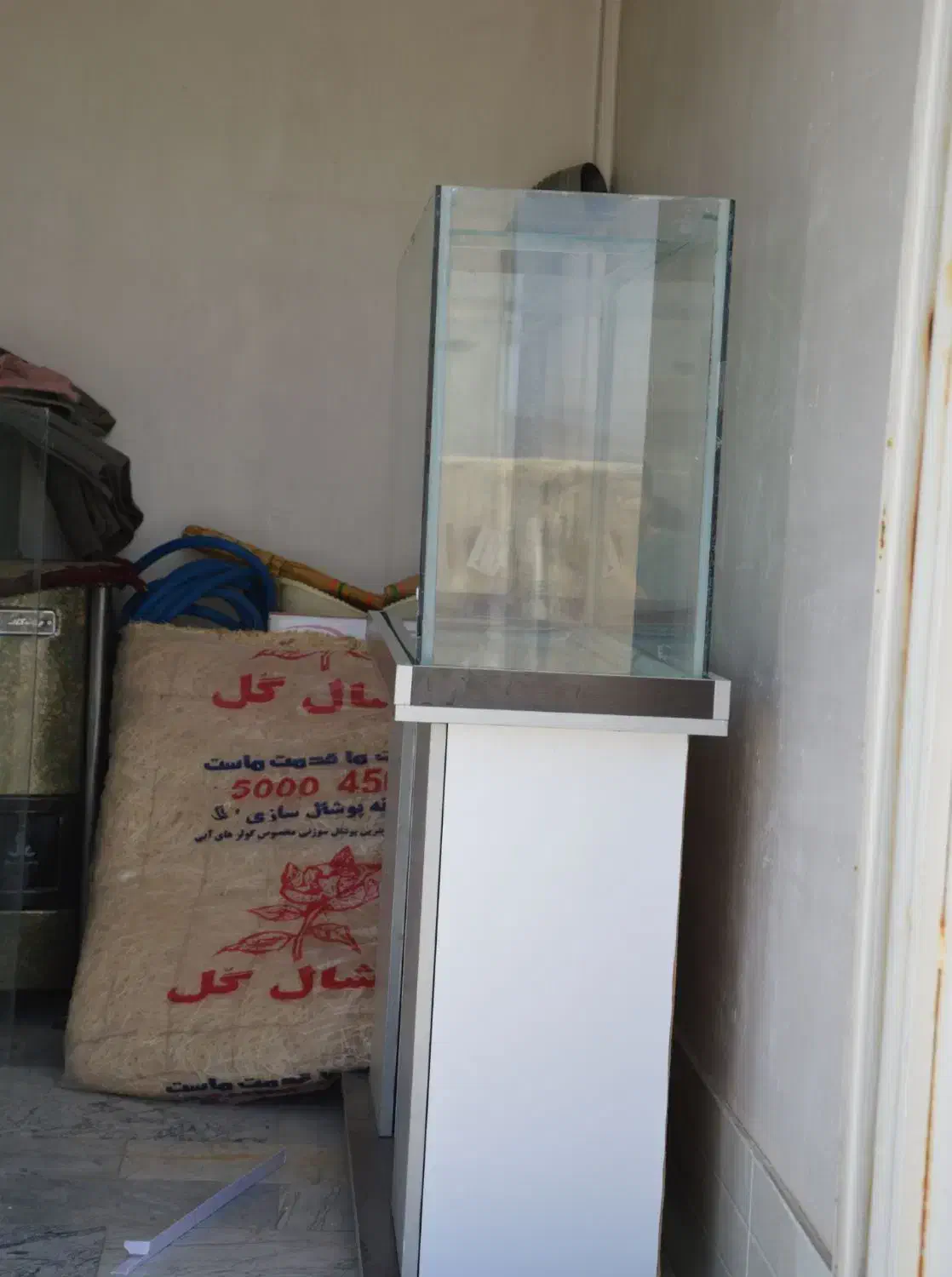 اکواریوم بزرگ همراه با میز|ماهی|خاوران, |دیوار