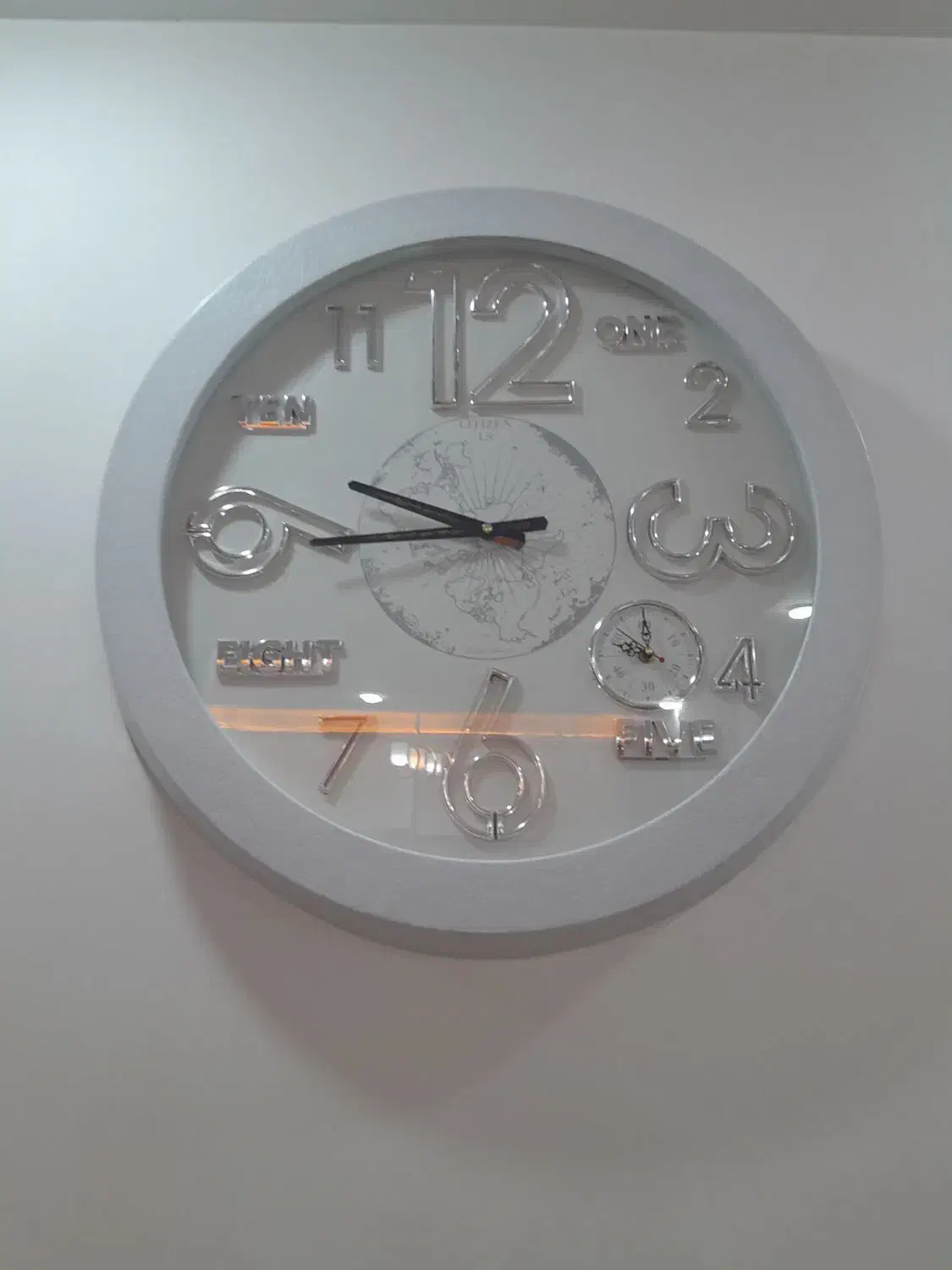 ساعت سفید زیبا ۲موتوره سالم|ساعت دیواری و تزئینی|لاهیجان, شهرک جانبازان|دیوار