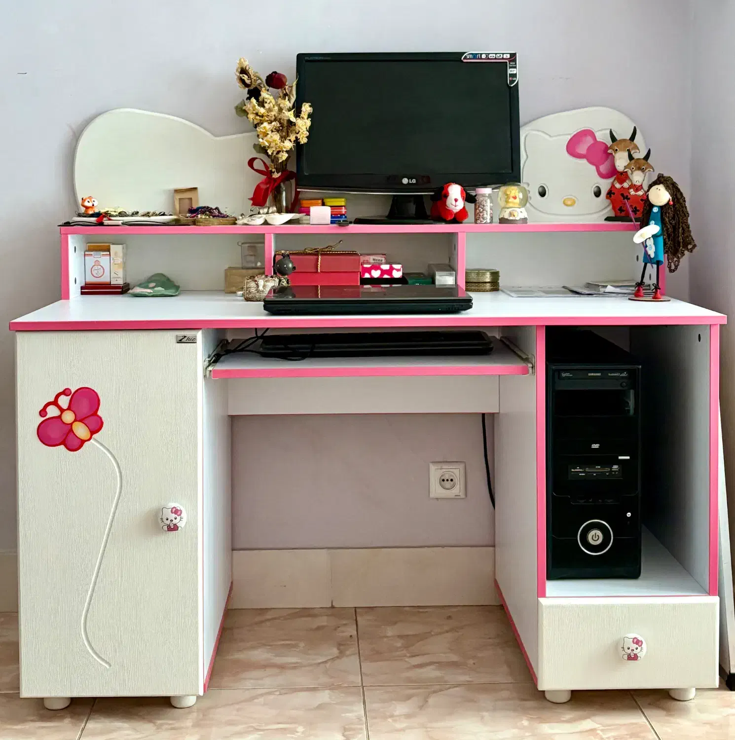 تخت خواب و میز تحریر و صندلی|تخت و سرویس خواب|کرمانشاه, |دیوار