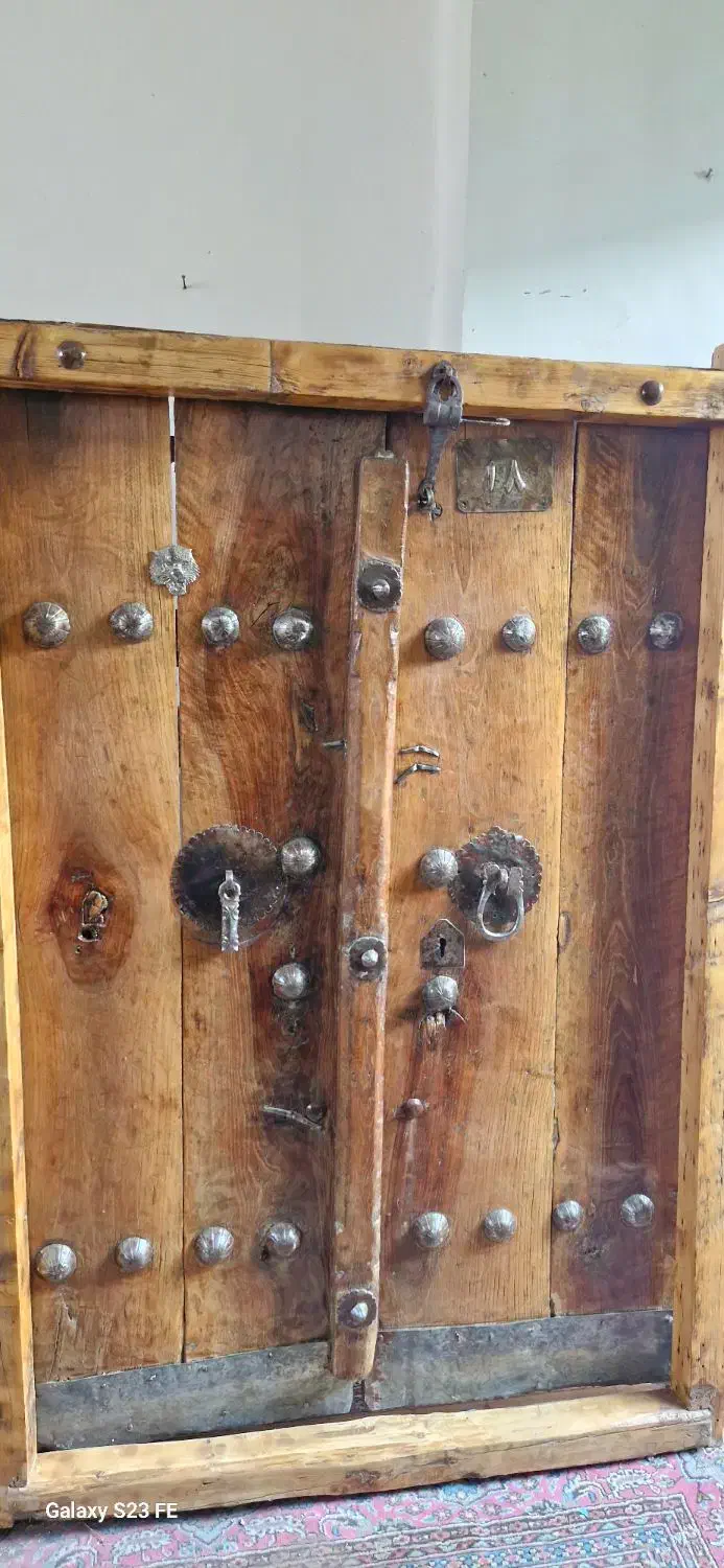 درب قاجاری|کلکسیون اشیاء عتیقه|شهرضا, |دیوار