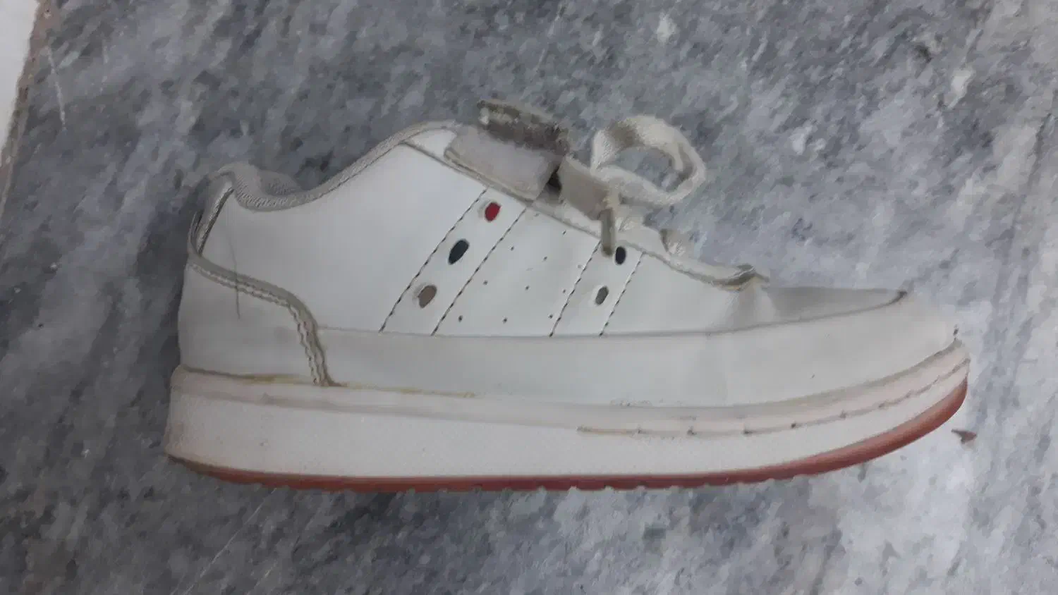 کتونی اسپرت|کفش و لباس بچه|قم, قلعه کامکار|دیوار