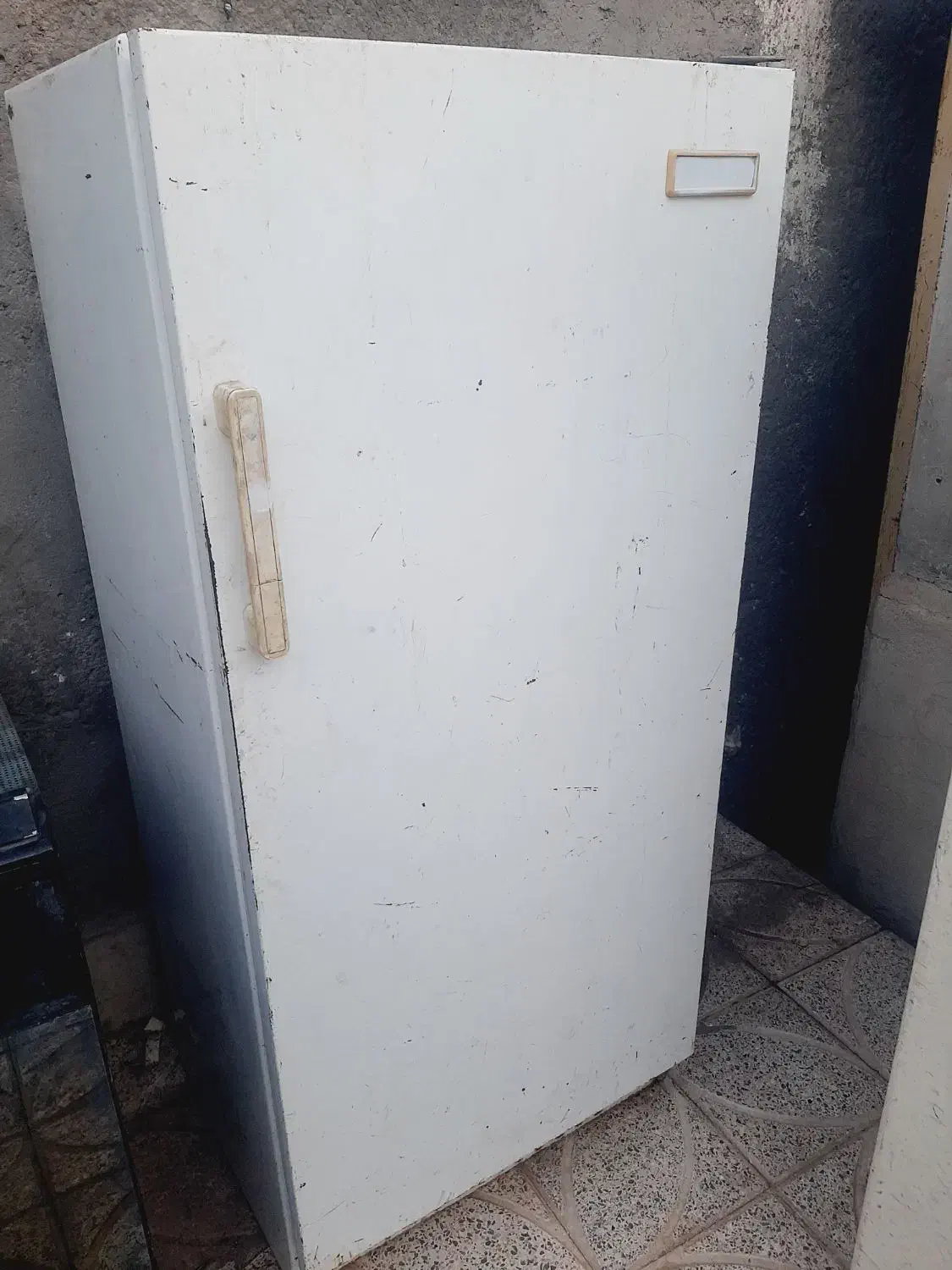 یخچال. کمد. آب گرمکن.|آبگرمکن، پکیج، شوفاژ|بم, |دیوار