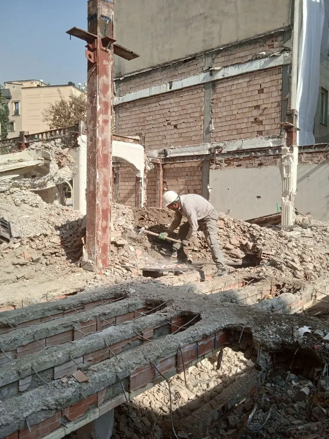 تخریب ساختمان وخاکبرداری بازسازی تعمیرات وتغییرات|خدمات پیشه و مهارت|تهران, ونک|دیوار