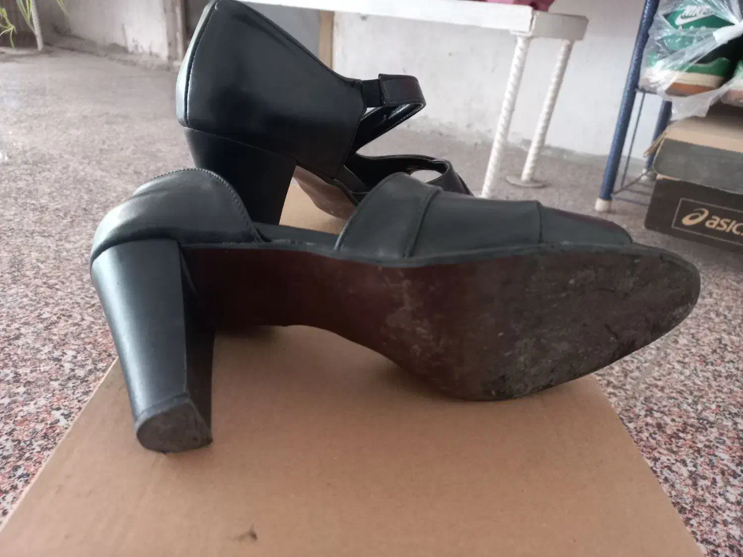 کفش|کیف، کفش، کمربند|بندر ترکمن, |دیوار