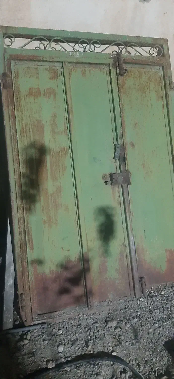 درب آهنی دو لنگ  فقط زیر درب کتیبه نداره|مصالح و تجهیزات ساختمان|بیستون, |دیوار