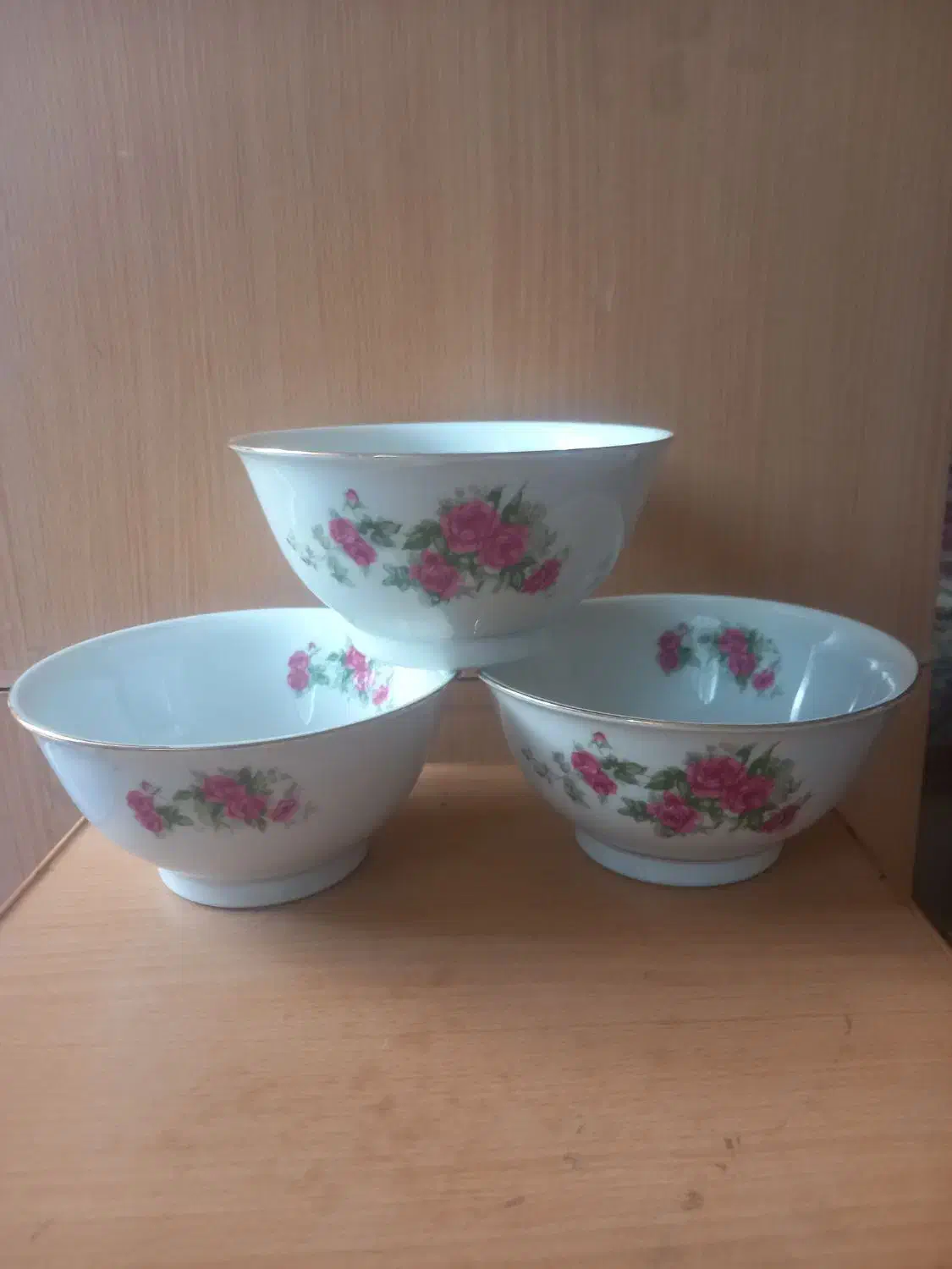 کاسه چینی گل قرمزی آنتیک|کلکسیون اشیاء عتیقه|اصفهان, جاوان|دیوار