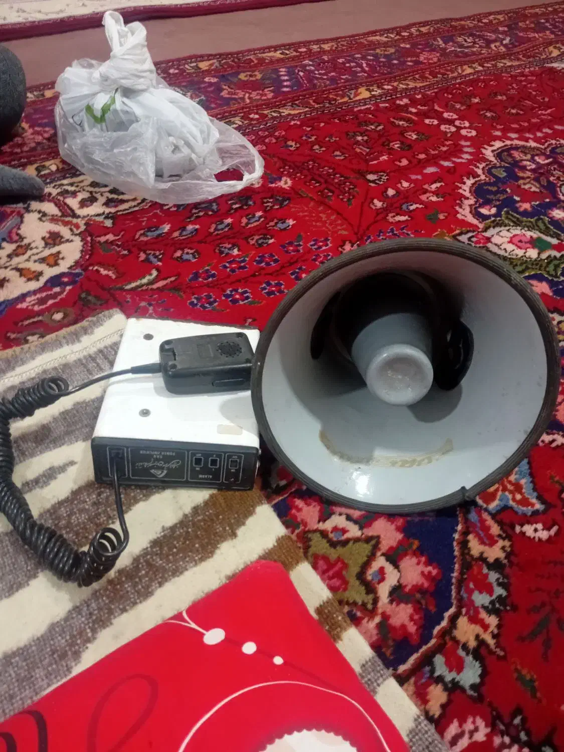 بلندگو|صوتی و تصویری|نوشین شهر, |دیوار