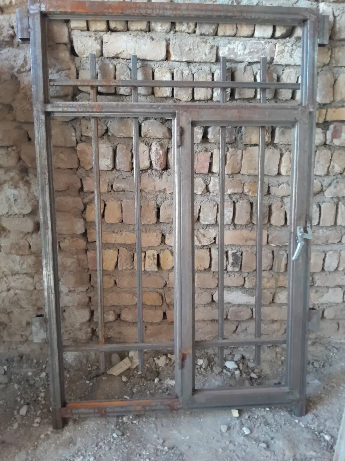 پنجره آهنی و درب چوبی|مصالح و تجهیزات ساختمان|کاشان, باغ ماجد|دیوار