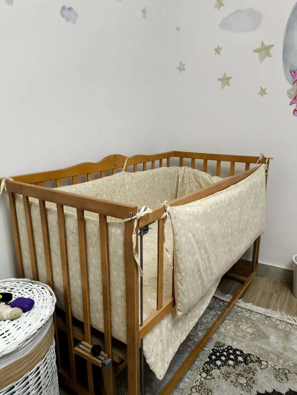 تخت کنار مادر|تخت و صندلی بچه|سبزوار, قصبه اب یمین|دیوار