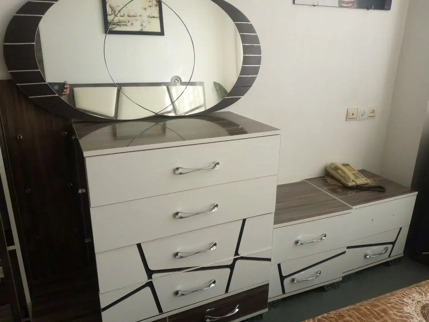 تخت دو نفره همراه با میز کنسول|تخت و سرویس خواب|نوشین شهر, |دیوار