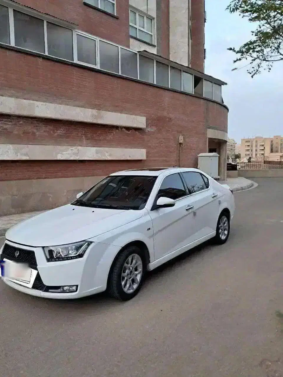 دنا پلاس اتوماتیک توربو 1402سفید کم کارکرد|خودرو سواری و وانت|قم, پردیسان|دیوار