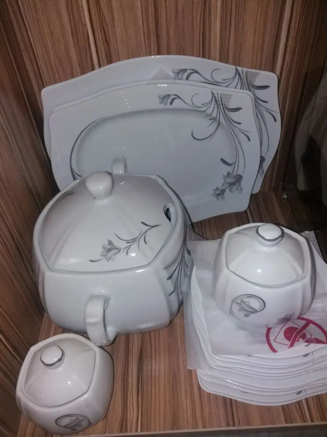 سرویس چینی توس ۵۸ تیکه  و فلاسک چای نو|ظروف سرو و پذیرایی|ارومیه, |دیوار