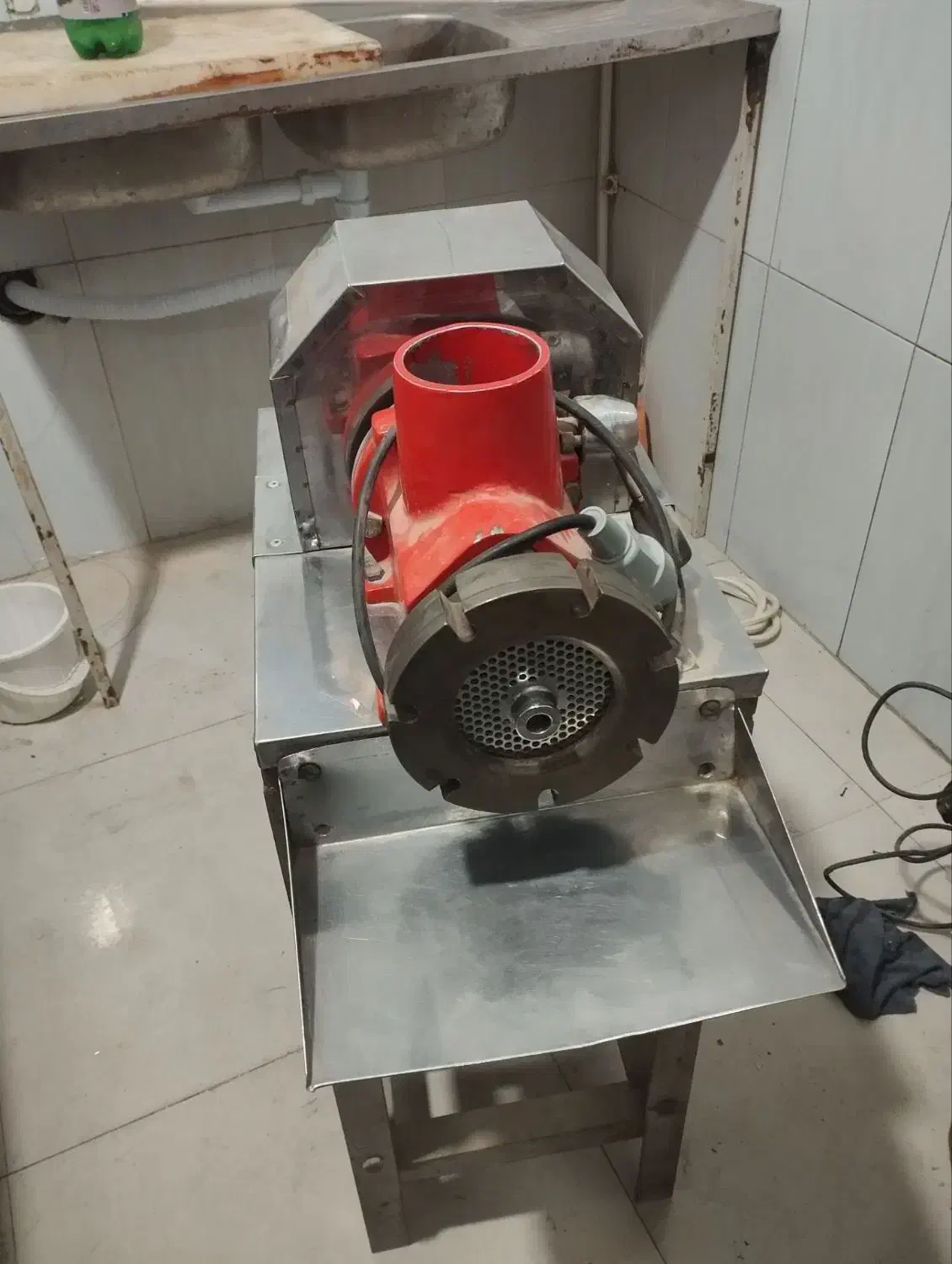یک عدد دستگاه چرخ گوشت|خردکن، آسیاب، غذاساز|آشخانه, |دیوار