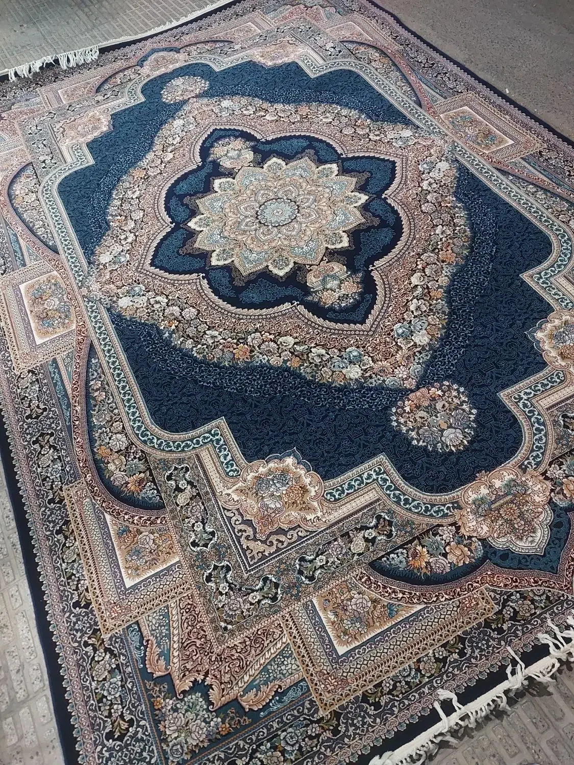 فرش رضا قهرمانی جفت ۹متری ۷۰۰شانه تراکم۲۵۵۰|فرش|اراک, |دیوار