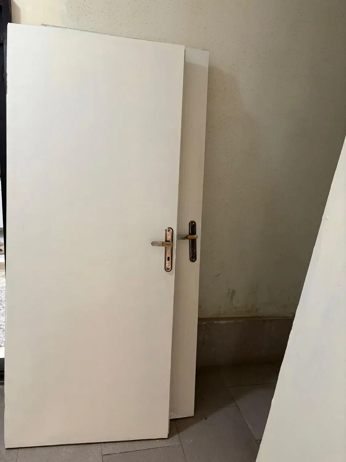 درب چوبی رنگ شده سالم|مصالح و تجهیزات ساختمان|چهارباغ, |دیوار