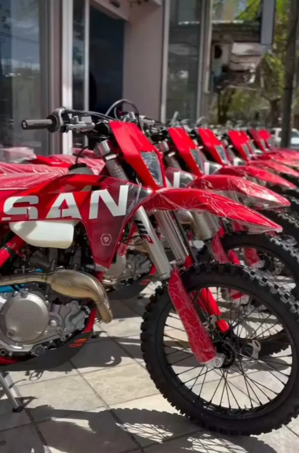 کراس برمودا و توسن طرح گس گس|موتورسیکلت|صائین قلعه, |دیوار