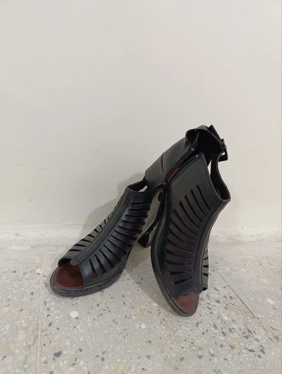 کفش زنانه|کیف، کفش، کمربند|رباط‌کریم, رباط‌کریم|دیوار