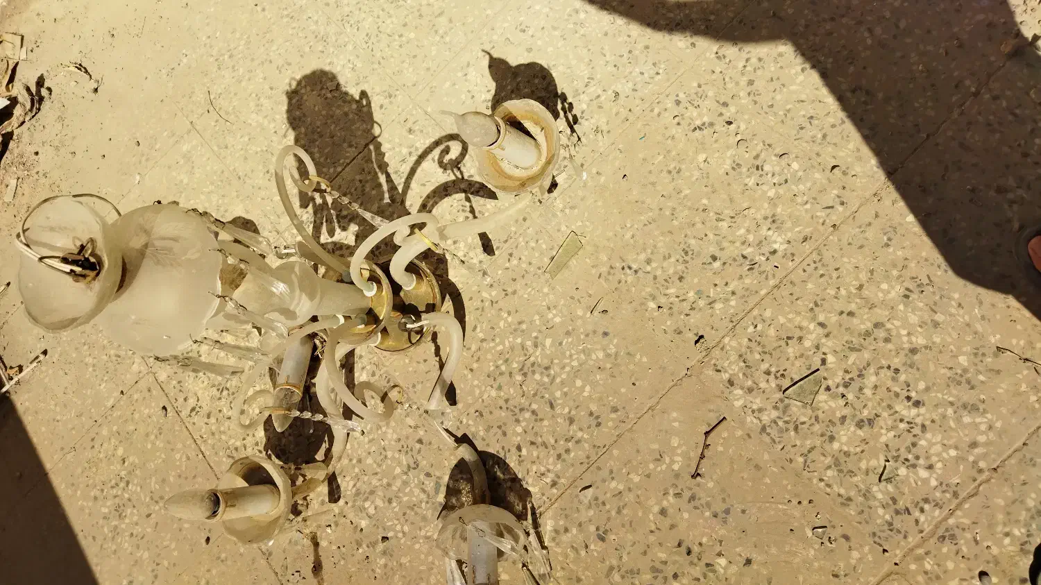 تعدادی لوستر|لوستر و چراغ آویز|پیر بکران, |دیوار