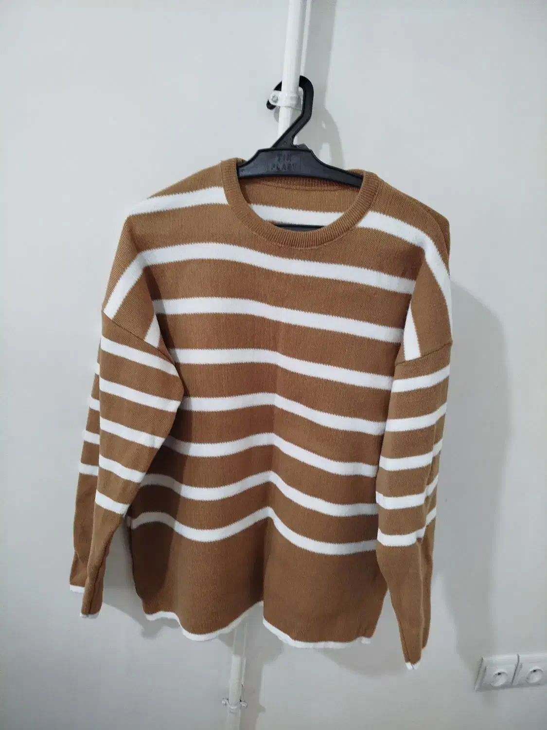 تعدادی لباس نونو|لباس|دورود, |دیوار