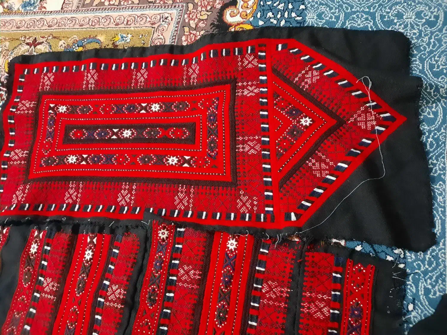 زی استین خوش رنگ روی پارچه صفر دوخته شده|لباس|زاهدان, |دیوار