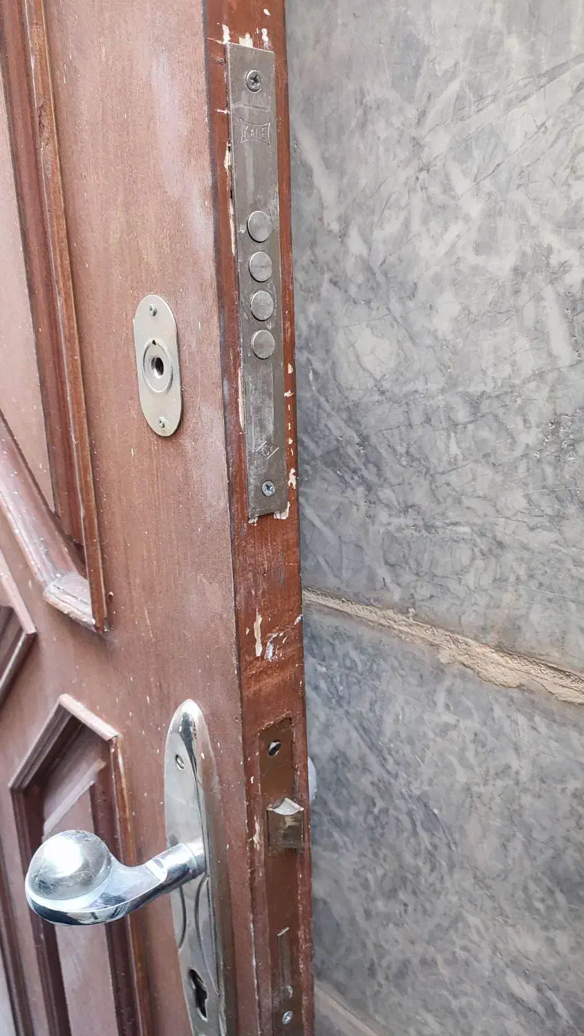 درب آپارتمانی چوبی تمیز همراه با چهارچوب درب|مصالح و تجهیزات ساختمان|مشهد, شهید بهشتی|دیوار