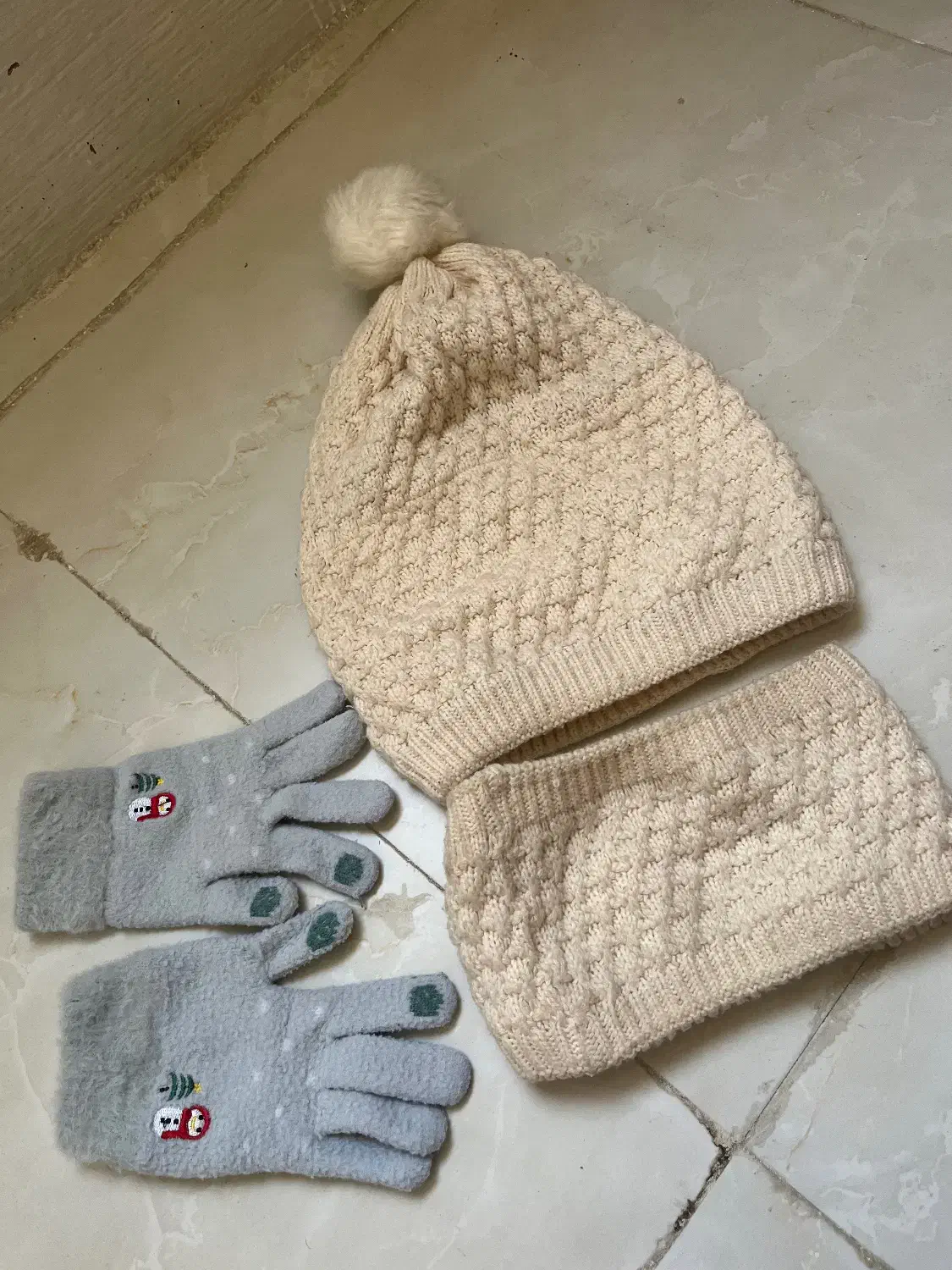 کلاه،دستکش|لباس|مشهد, کارمندان دوم|دیوار