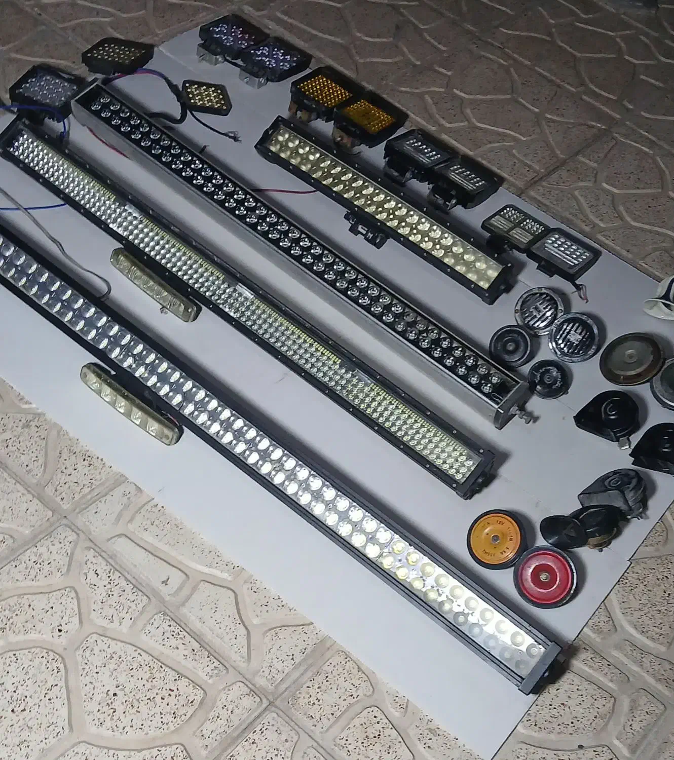 پرژکتور و بوق و باتری موتور|قطعات یدکی و لوازم جانبی|شیراز, تندگویان|دیوار