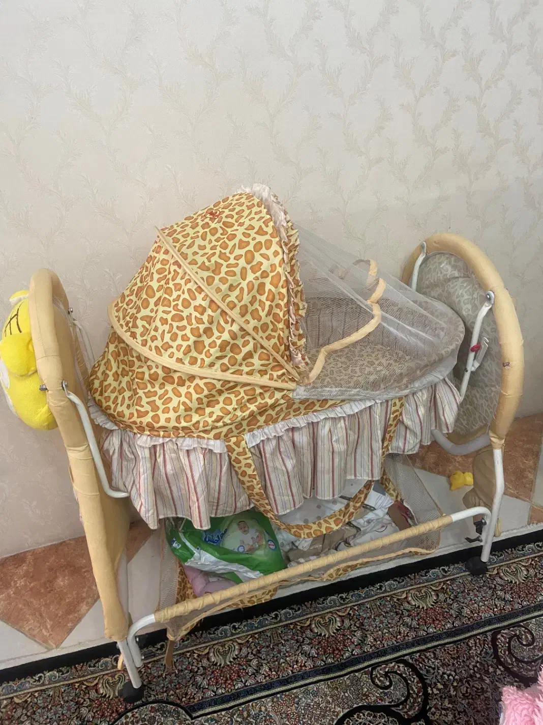 گهواره چرخ دار|تخت و صندلی بچه|قرچک, زیبا شهر|دیوار