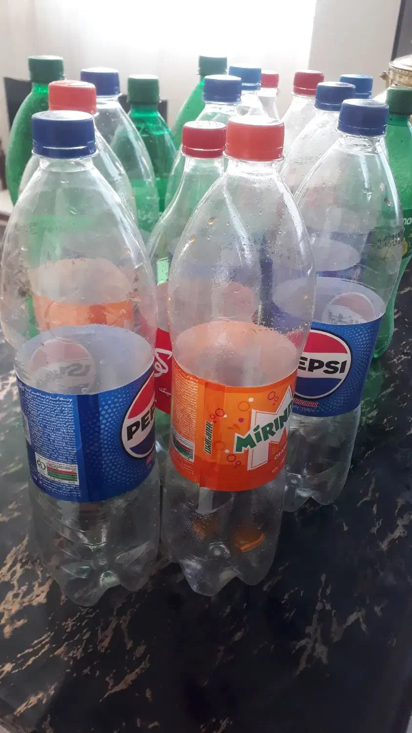 تعدادی شیشه ی نوشابه|ظروف نگهدارنده، پلاستیکی، یک‌بارمصرف|سبزوار, علمدار|دیوار