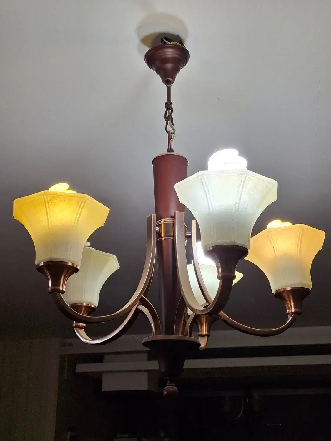 لوستر پنج شاخه|لوستر و چراغ آویز|اصفهان, ملاصدرا|دیوار