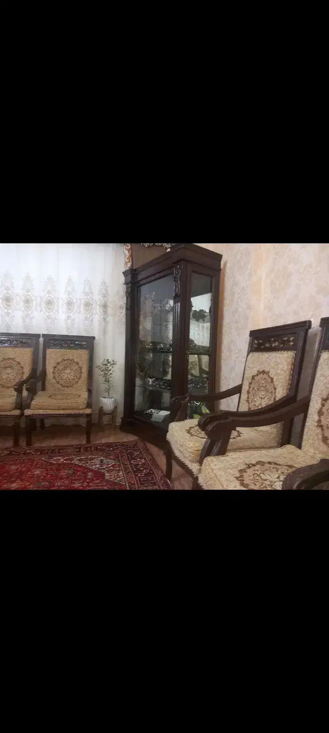 مبل ۹نفره به همراه یک میز بزرگ و دو میز کوچک|مبلمان خانگی و میز عسلی|مراغه, |دیوار