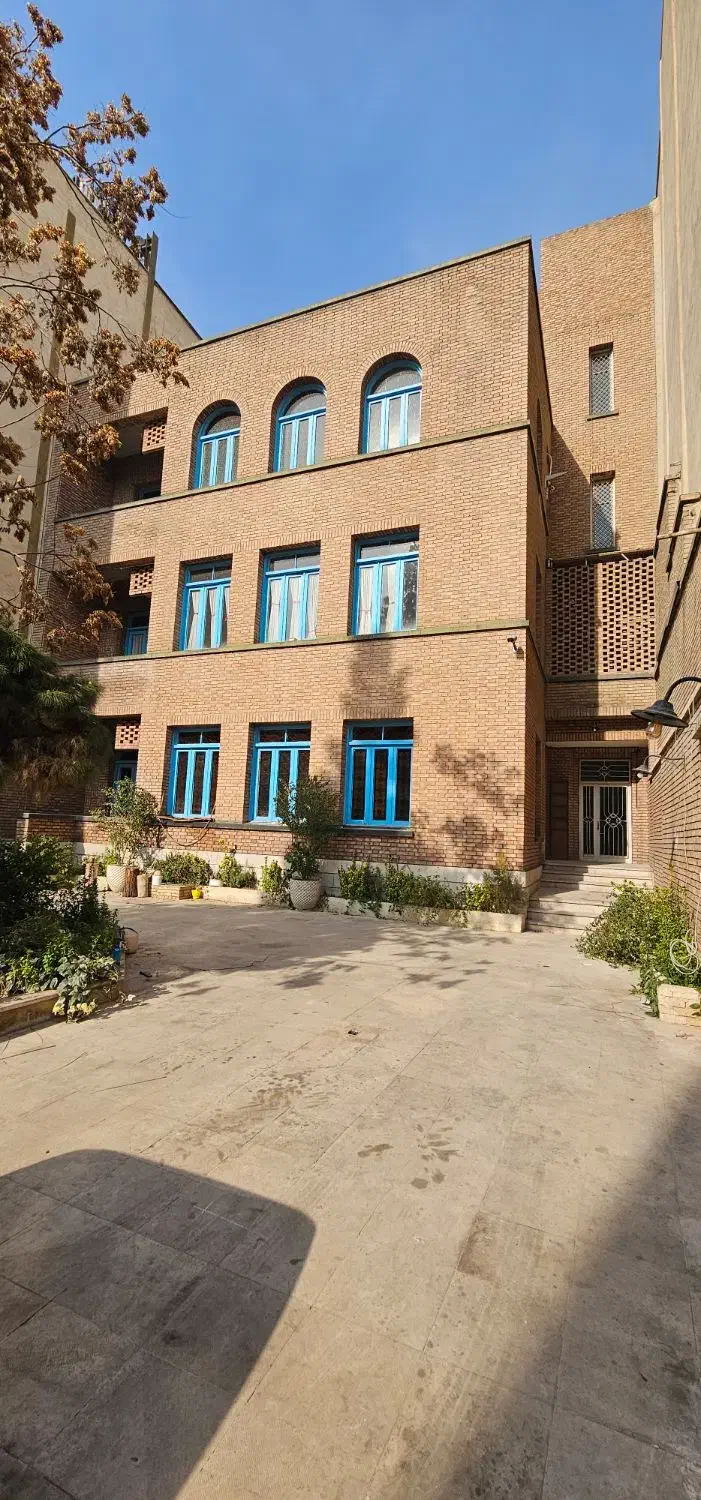 ۸۰۰ متر بنا با ۳۰۰ متر حیاط دربست خ نجات الهی