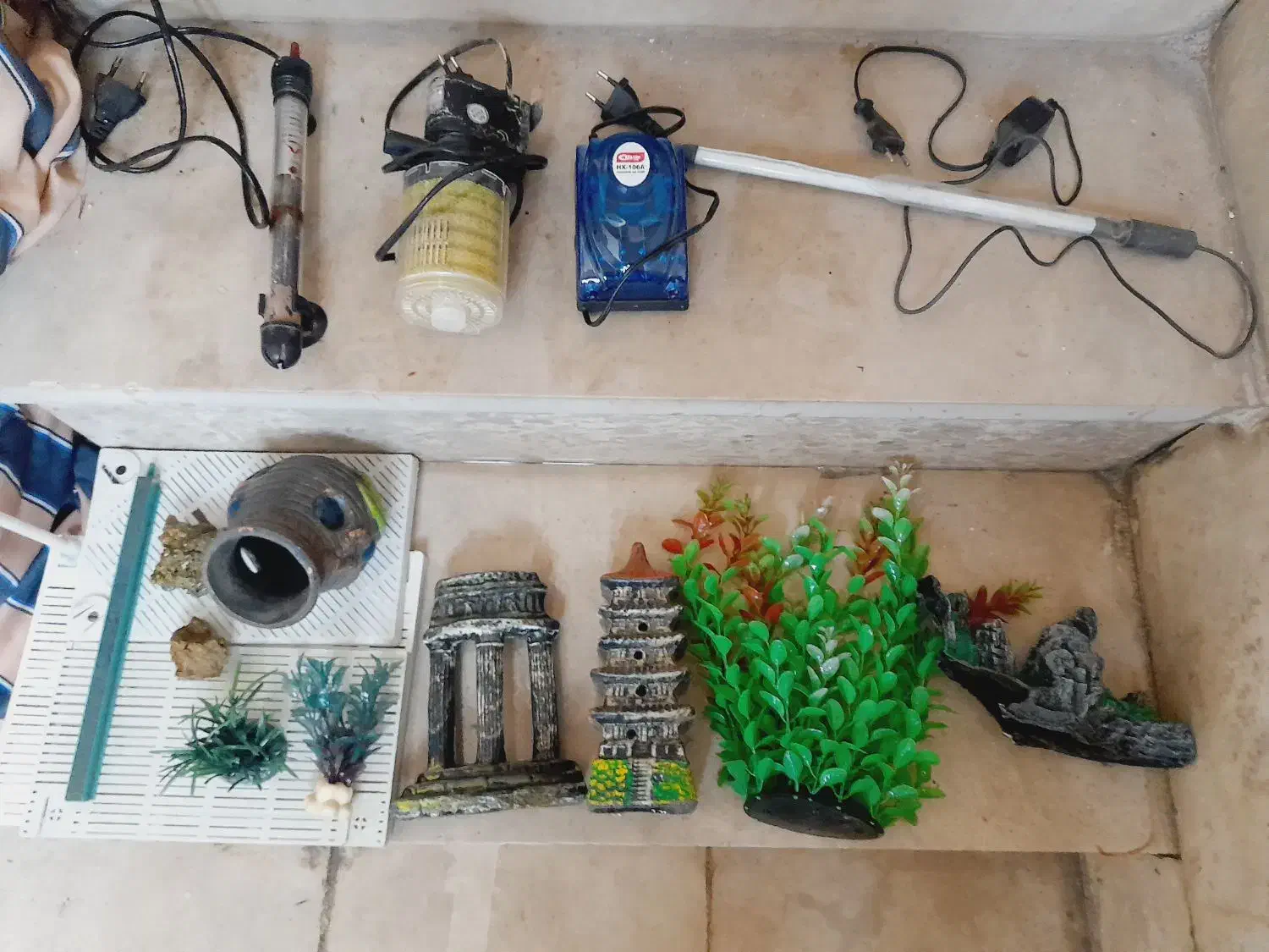 اکواریوم  در ابعاد  ۹۰ *  ۵۰. *  ۲۳. با وسایل|ماهی|دورود, |دیوار