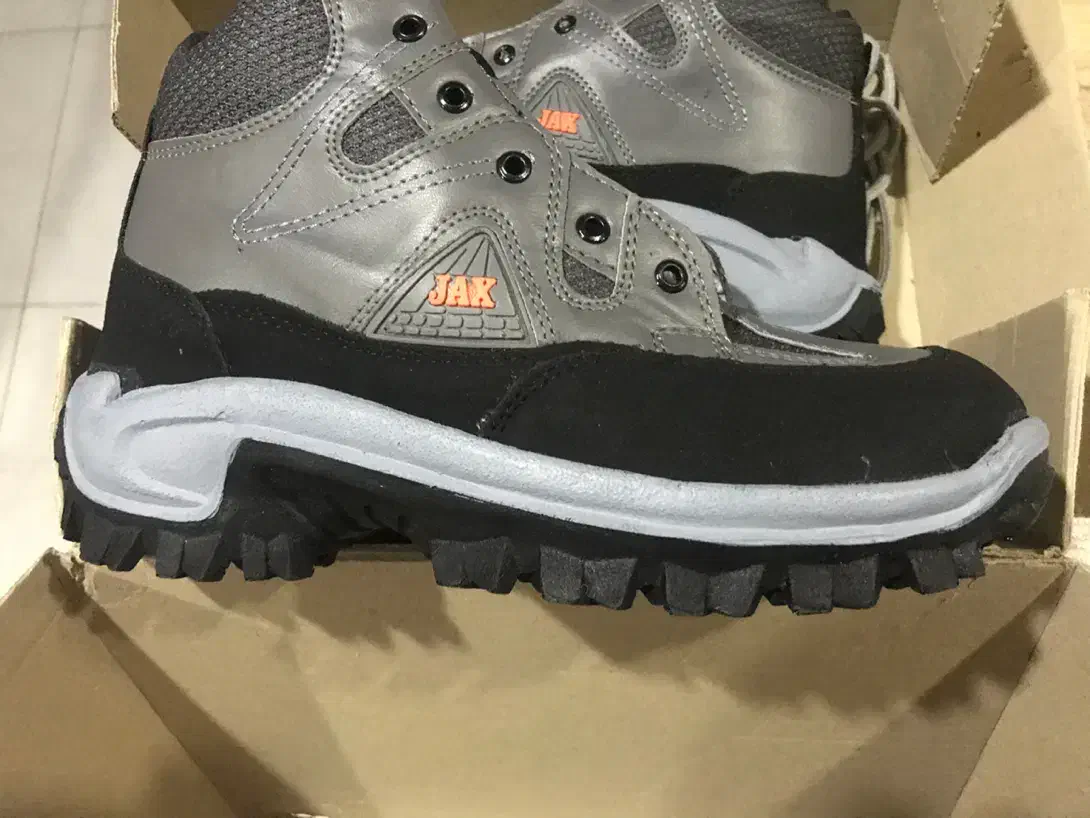 نیم بوت|کیف، کفش، کمربند|کرج, باغستان|دیوار