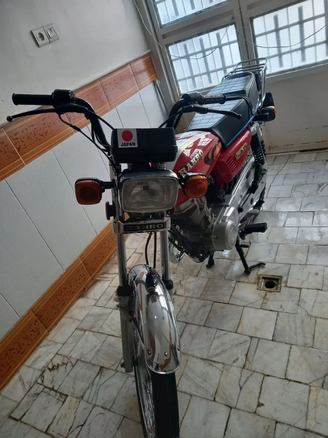 رهرو|موتورسیکلت|قم, قلعه کامکار|دیوار