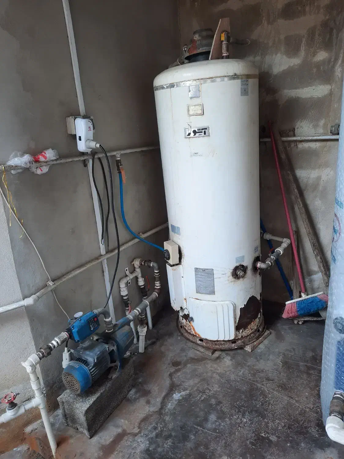 ابگرمکن ایستاده اتور درحال کار|آبگرمکن، پکیج، شوفاژ|ایزدشهر, |دیوار