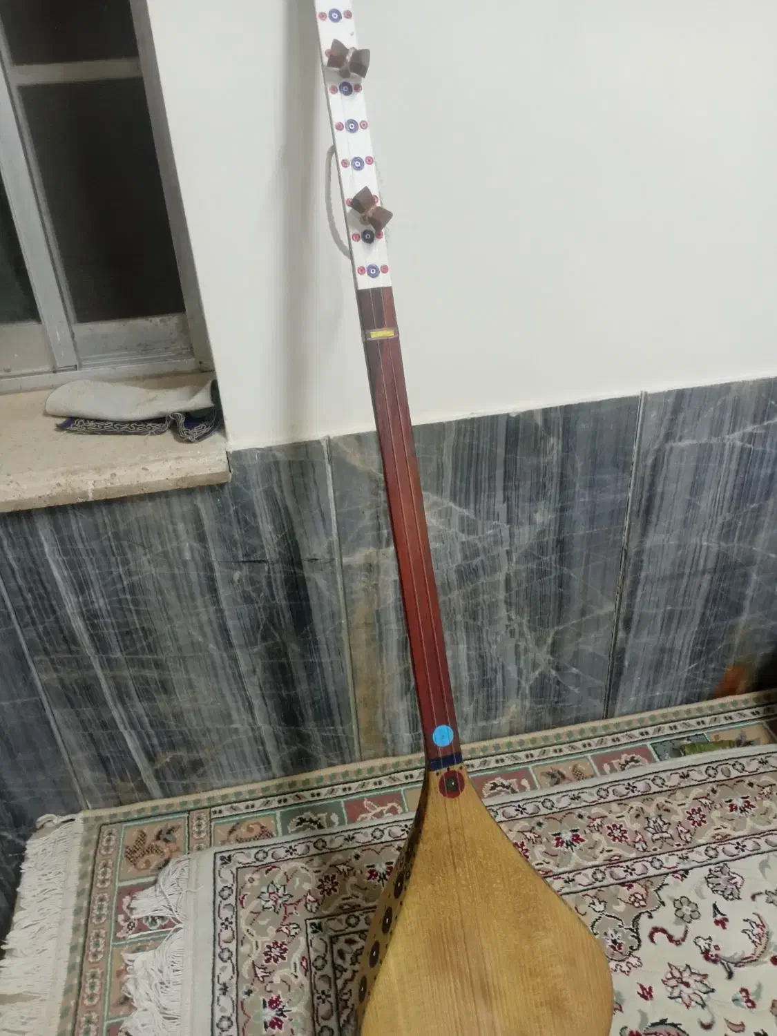 دمبوره ایبکی هزارگی ویا قتغنی|سازهای سنتی|قم, شهر قائم|دیوار